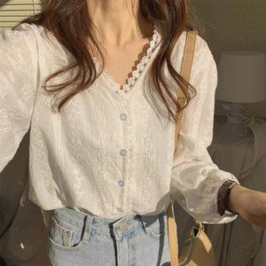 V-neck lace shirt